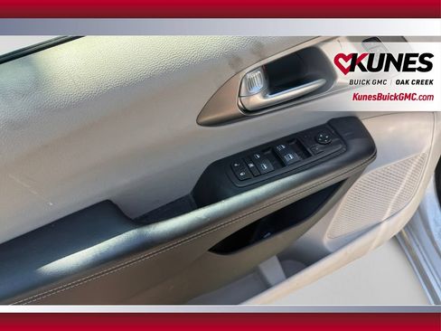 Used 2024 Chrysler Pacifica Touring-L FWD image 21