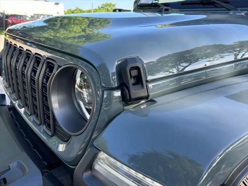 Certified 2025 Jeep Gladiator Sport AWD/4WD image 46