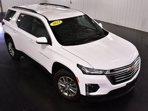 Used 2023 Chevrolet Traverse LT w/ Rear Camera Mirror Package image 12