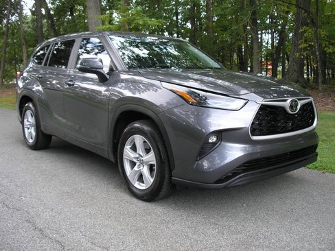 Used 2023 Toyota Highlander LE FWD image 1