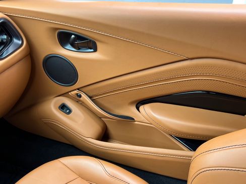 Used 2023 Aston Martin V8 Vantage Roadster RWD image 42