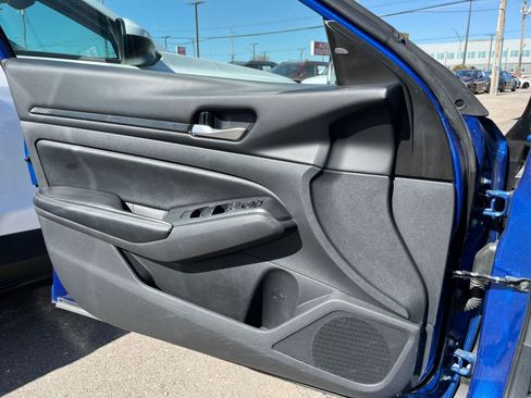 Used 2025 Nissan Altima 2.5 SV image 18