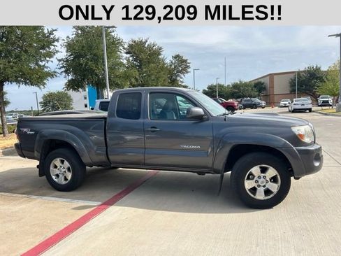 Used 2011 Toyota Tacoma 4x4 Access Cab V6 w/ TRD Sport Pkg image 2