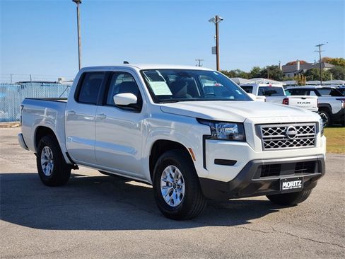 Used 2024 Nissan Frontier SV image 3