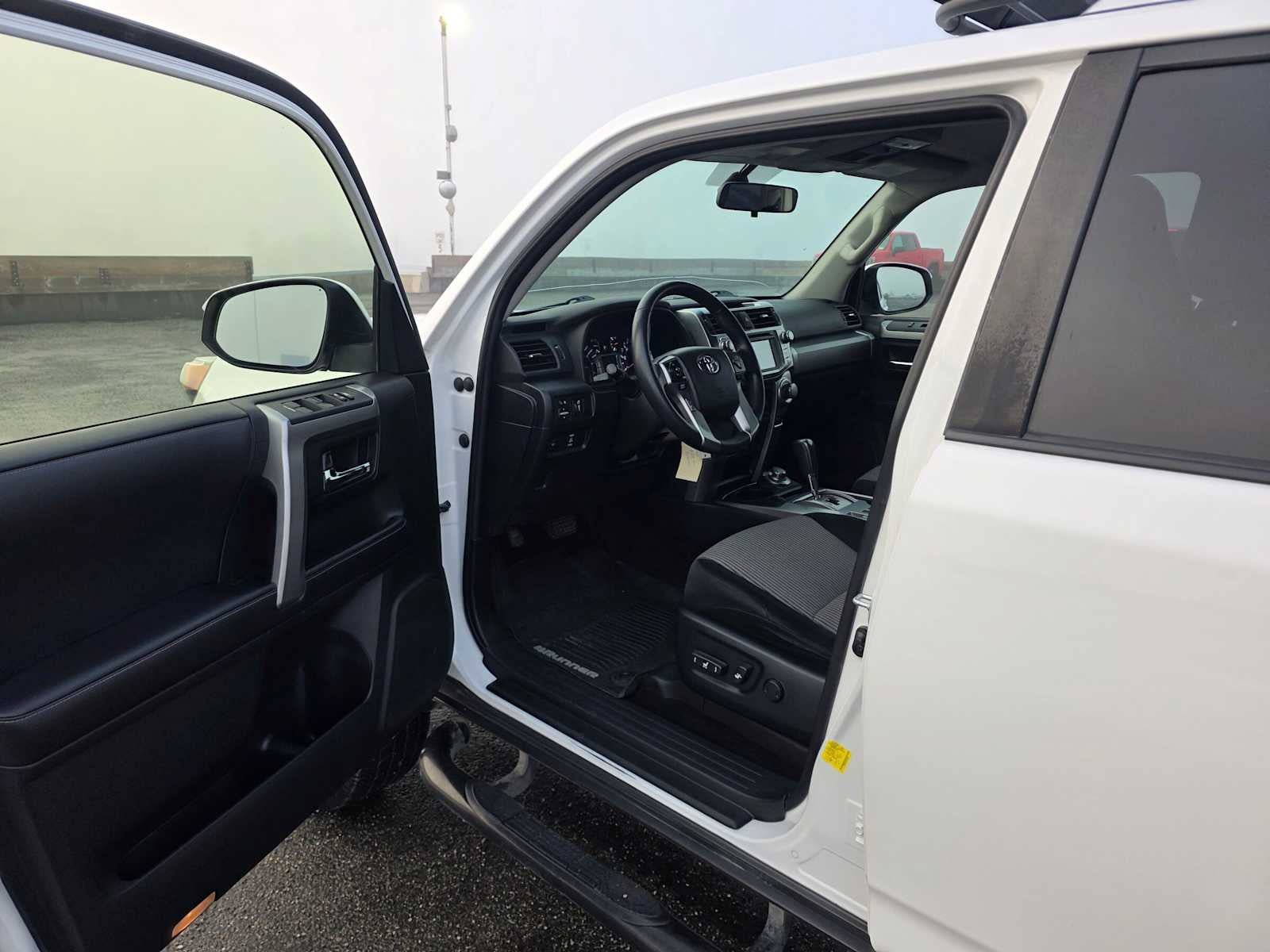 Used 2018 Toyota 4Runner SR5 AWD/4WD image 18