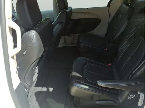 Used 2024 Chrysler Pacifica Touring-L FWD image 29