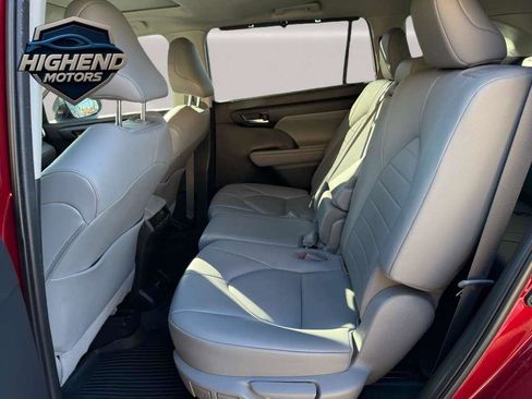 Used 2020 Toyota Highlander XLE image 16