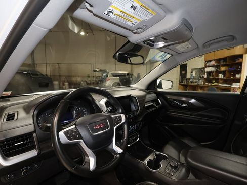 Certified 2024 GMC Terrain SLT image 9
