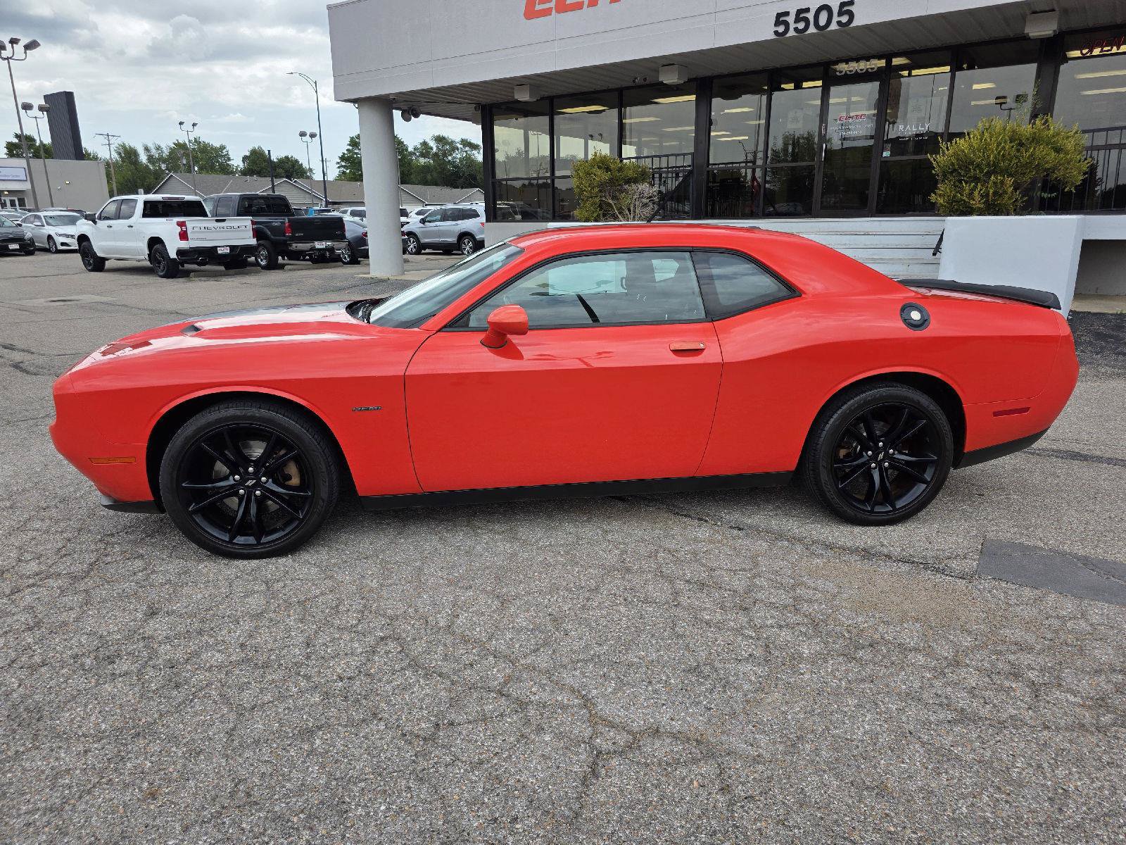 Used 2017 Dodge Challenger R/T w/ Driver Convenience Group RWD image 8