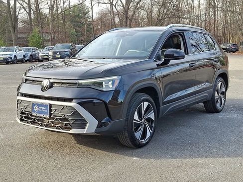 Certified 2025 Volkswagen Taos SE w/ Panoramic Sunroof Package image 4