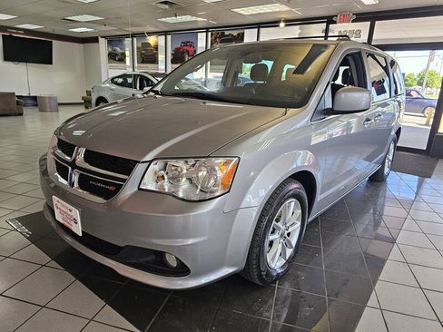 Used 2019 Dodge Grand Caravan SXT image 1