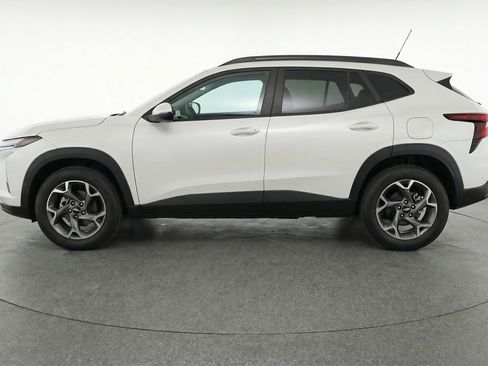 Used 2025 Chevrolet Trax LT w/ LT Convenience Package image 4