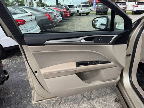 Used 2018 Ford Fusion SE w/ Fusion SE Technology Package FWD image 10