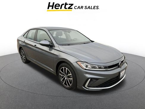 Used 2025 Volkswagen Jetta SE image 1