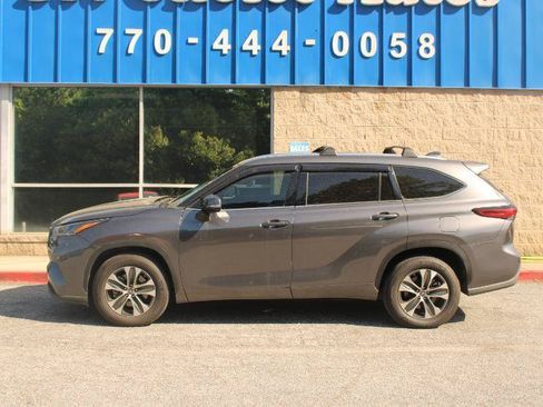 Used 2021 Toyota Highlander XLE FWD image 19