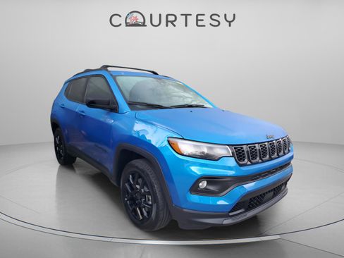 Used 2026 Jeep Compass Latitude image 4