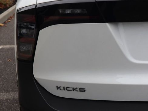Certified 2025 Nissan Kicks SV image 32