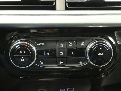 Used 2024 Chevrolet Trax LT w/ LT Convenience Package image 12