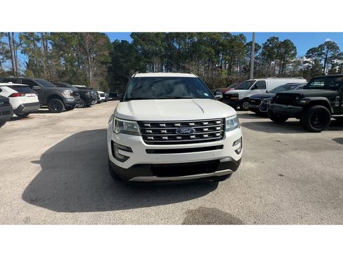 Used 2016 Ford Explorer XLT w/ Equipment Group 202A image 3
