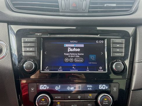 Used 2019 Nissan Rogue SV AWD/4WD image 14