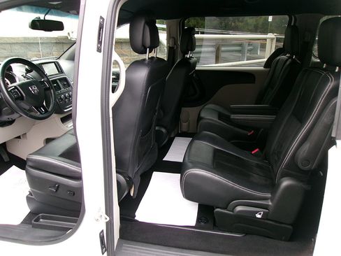 Used 2017 Dodge Grand Caravan SXT image 15