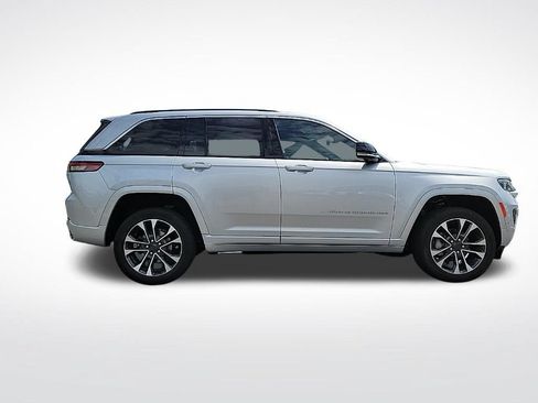 Used 2023 Jeep Grand Cherokee Overland w/ Luxury Tech Group IV AWD/4WD image 5