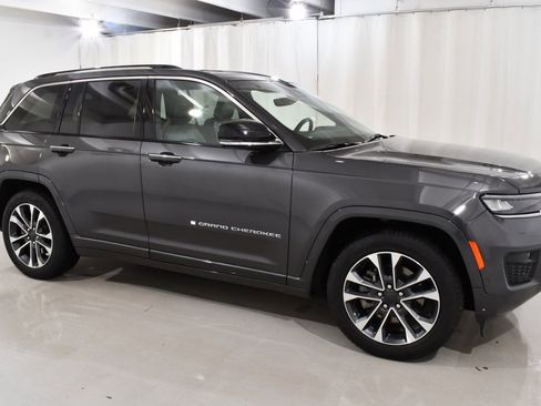 Used 2022 Jeep Grand Cherokee Overland AWD/4WD image 5