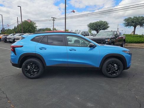 New 2026 Chevrolet Trax LT w/ Midnight Edition FWD image 7