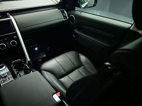 Used 2017 Land Rover Discovery HSE image 15