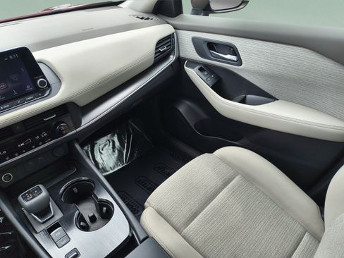Certified 2023 Nissan Rogue SV FWD image 17