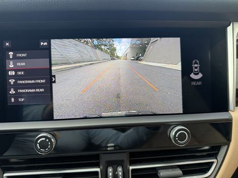 Certified 2024 Porsche Macan AWD/4WD image 29