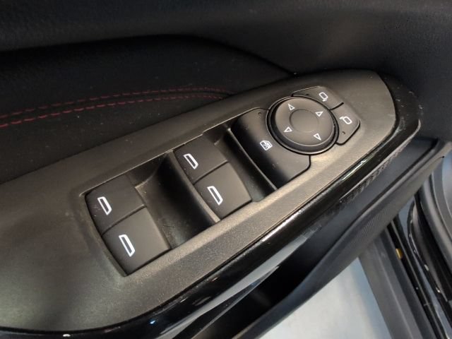 Used 2025 Chevrolet Trax RS w/ Sunroof Package FWD image 17