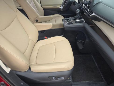 Used 2022 Toyota Sienna XLE w/ XLE Plus Package FWD image 28