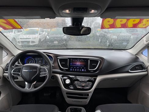 Used 2017 Chrysler Pacifica Touring image 12