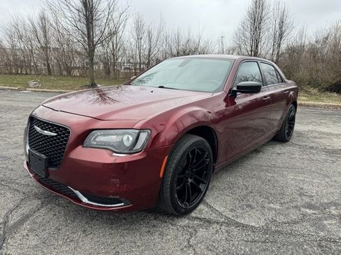 Used 2018 Chrysler 300 Touring w/ Sport Appearance Package image 7