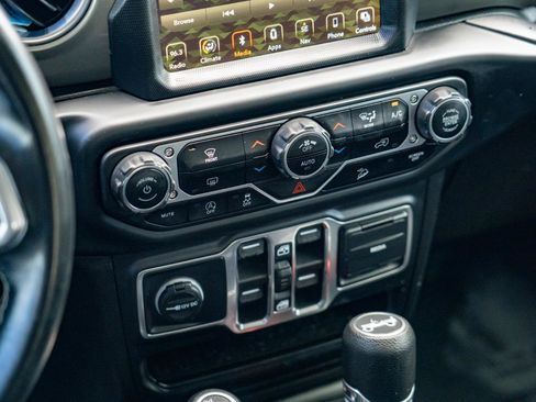 Used 2018 Jeep Wrangler Unlimited Sahara w/ Uconnect 4C Nav & Sound Group AWD/4WD image 19