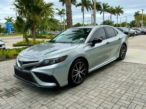 Used 2022 Toyota Camry SE FWD image 3