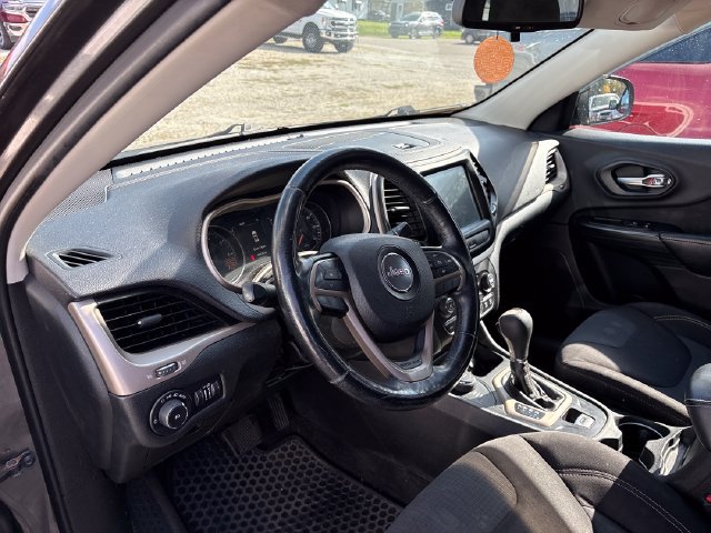 Used 2015 Jeep Cherokee Latitude w/ Cold Weather Group AWD/4WD image 8