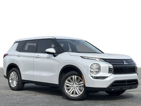 Used 2024 Mitsubishi Outlander ES image 2