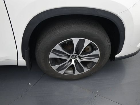 Used 2022 Toyota Highlander XLE AWD/4WD image 11