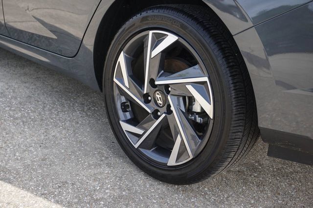 Used 2025 Hyundai Elantra SEL FWD image 9