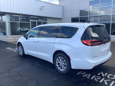 New 2026 Chrysler Pacifica Select image 8