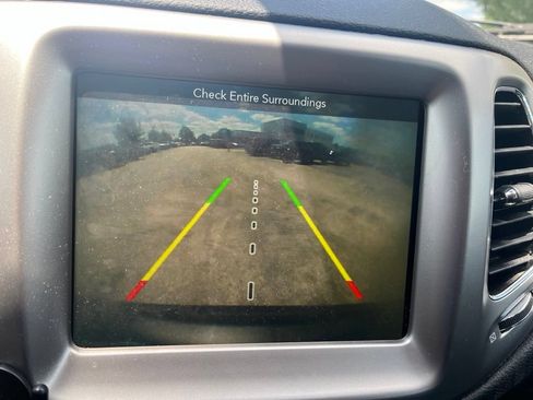 Used 2017 Jeep Compass Latitude w/ Popular Equipment Group AWD/4WD image 9