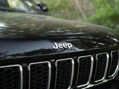 Used 2022 Jeep Grand Cherokee Overland w/ Luxury Tech Group IV image 43