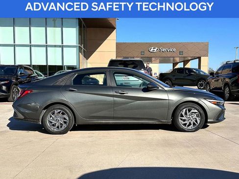 Used 2024 Hyundai Elantra SEL image 8