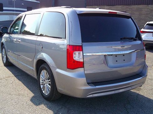 Used 2015 Chrysler Town & Country Touring-L w/ Driver Convenience Group FWD image 10