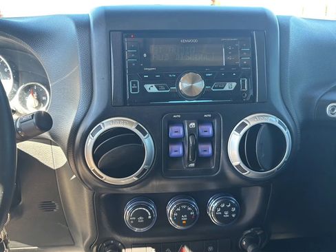 Used 2016 Jeep Wrangler Unlimited Sahara w/ Connectivity Group AWD/4WD image 94