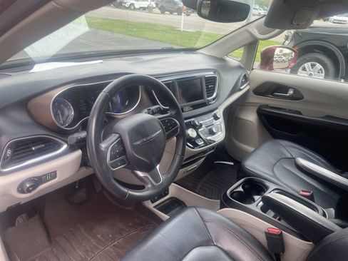Used 2018 Chrysler Pacifica Touring-L image 8