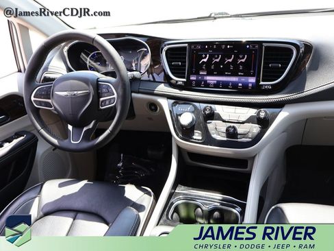 Used 2022 Chrysler Pacifica Limited FWD image 12