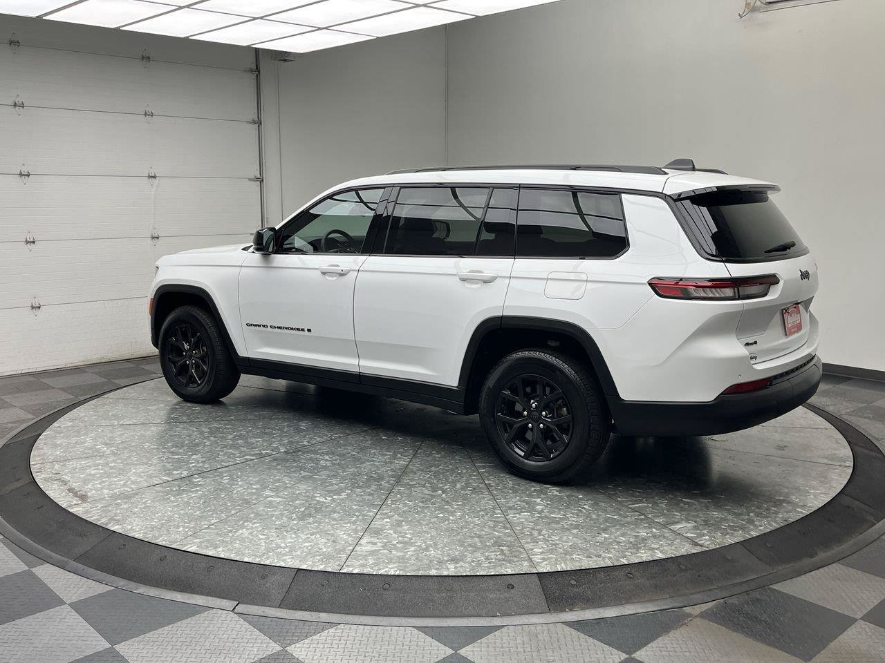 Used 2025 Jeep Grand Cherokee L Altitude AWD/4WD image 2
